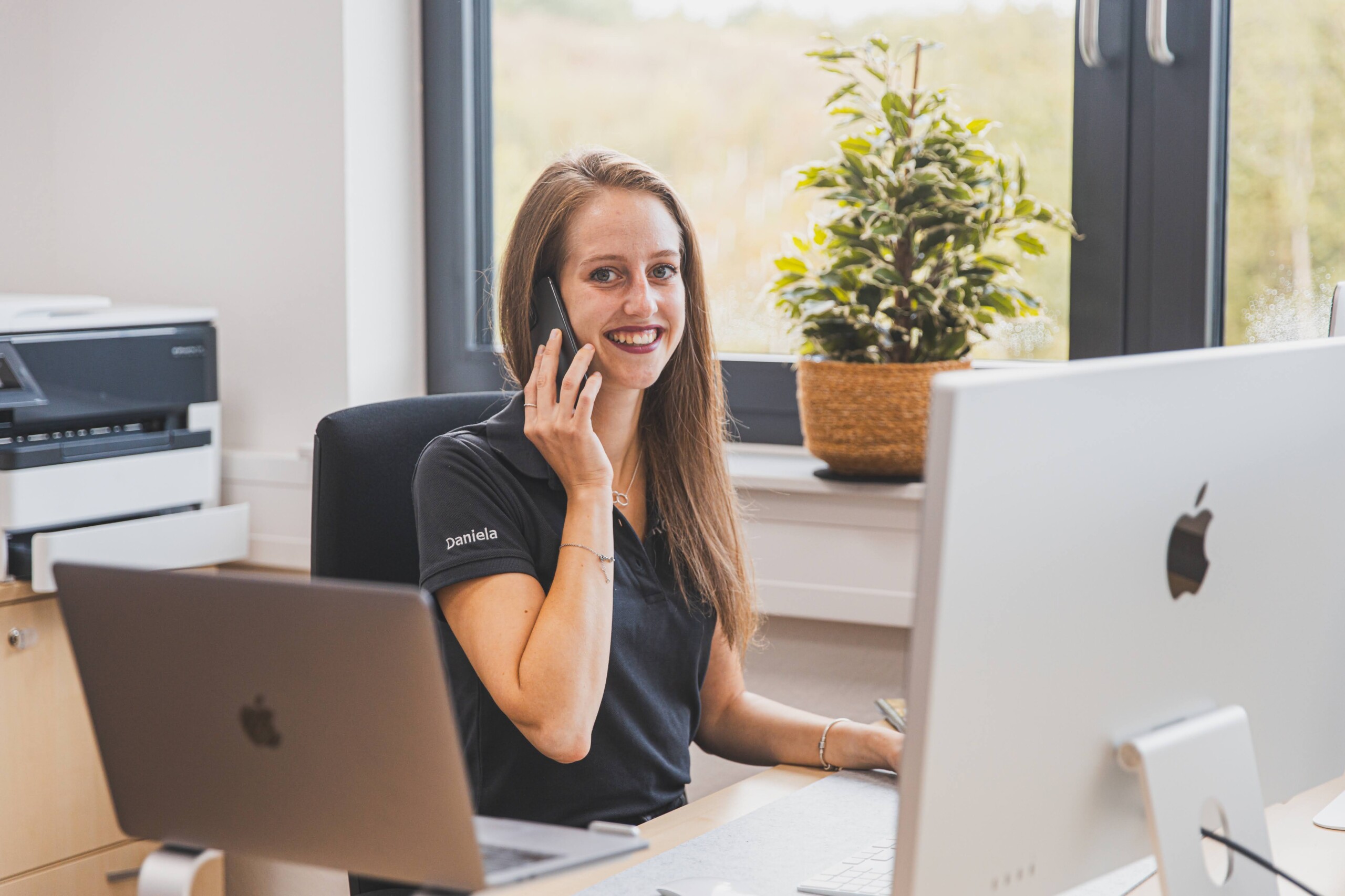 Die Spedition kontaktiert Sie und kündigt den Liefertermin an.